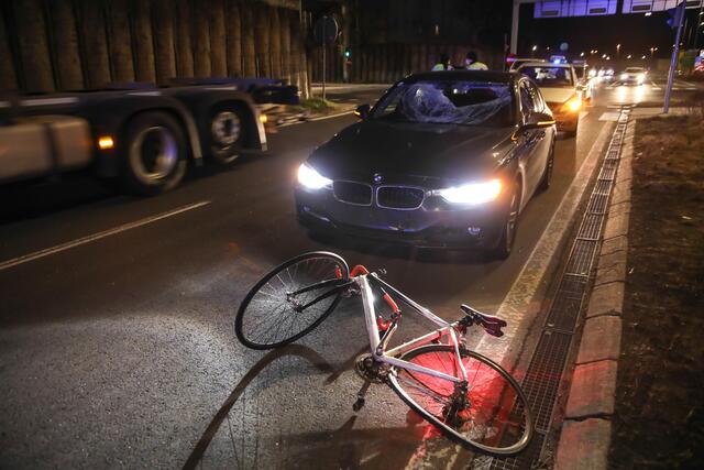 Der Radfahrer wurde laut Polizei über die Windschutzscheibe geschleudert. | Foto: laumat.at/Christian Schürrer