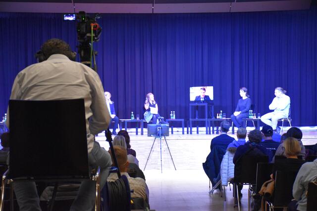 Zahlreiche ZirlerInnen fanden den Weg ins B4. Auch die Live-Übertagung erfreute sich großer Beliebtheit.  | Foto: Lair