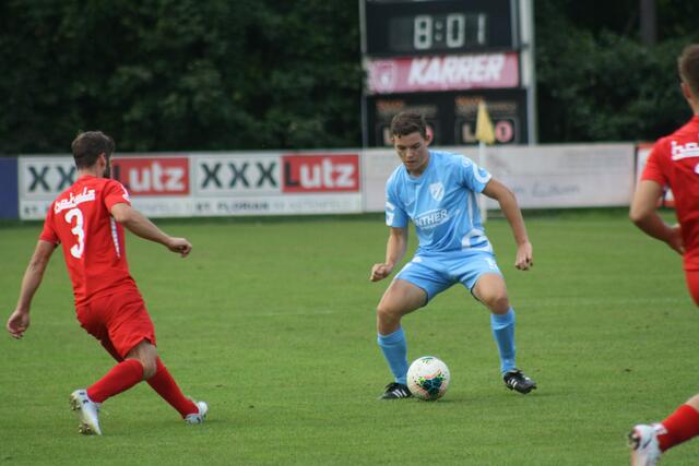 Nach einer starken Hinrunde könnte die Union Hofkirchen (blau, Tobias Machreich) bis zum Schluss um den Aufstieg mitreden.