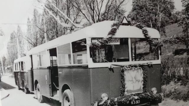 Ein geschmückter Obus für die Eröffnungsfahrt am 29. April 1949 in der Umkehrschleife Klagenfurt See.
 | Foto: TAÖ