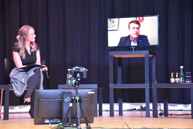 Per Livestream zugeschaltet: Thomas Öfner, Bürgermeisterkandidat Für Zirl. | Foto: Lair