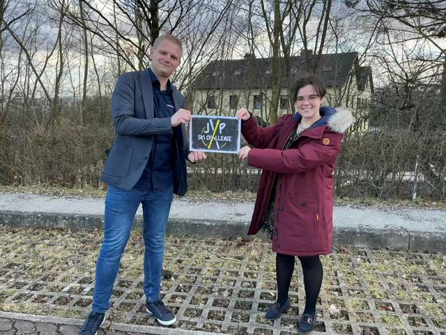 Stefanie Kartusch (Gemeinde-Jugendreferentin) mit dem Bezirkssieger Severin Schwaiger.  | Foto: Privat