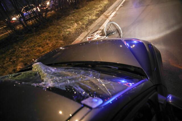 Der Radfahrer wurde laut Polizei über die Windschutzscheibe geschleudert. | Foto: laumat.at/Christian Schürrer