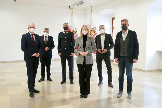 Corona-Experte Bernd Lamprecht (Klinikvorstand am Kepler Universitätsklinikum), Ericht Watzl (Landesamtsdirektor), Andreas Pilsl (Landespolizeidirektor), Christine Haberlander (Gesundheitsreferentin), Gerhard Durstberger (Impf- und Test-Koordinator des Landes OÖ) und Thomas Märzinger (Landesgeschäftsleiter-Stv. des OÖ. Roten Kreuzes). | Foto: Land OÖ/Stinglmayr