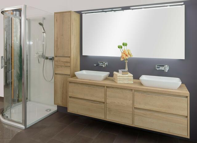 Moderne Badezimmer sind 2022 geprägt von starkes Farben – vor allem Schwarz, viel Holz, grifflosen Badmöbel, schönen Lichteffekten und wenigen Fugen.  | Foto: Lauss Gebäudetechnik