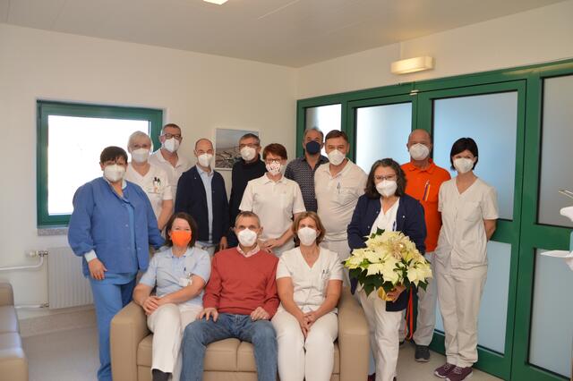 Bei der Verabschiedung als Pflegedirektor: Robert Eberl (Mitte, sitzend) mit Mitarbeitern seines Teams.  | Foto: Landesklinikum Waidhofen/Thaya