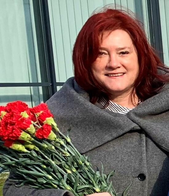 Landtagsabgeordnete Sabine Engleitner-Neu organisiert die Nelken-Verteilaktion in Steyr. | Foto: SPÖ