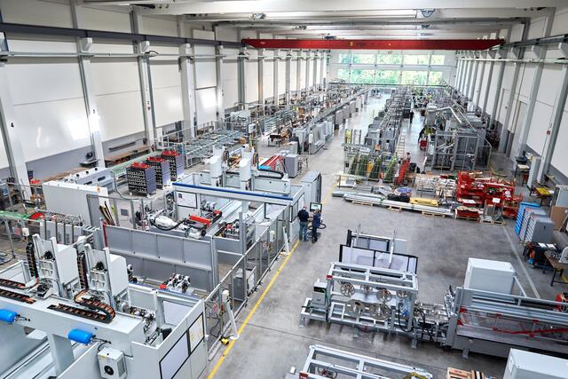 Für den Großauftrag von Fischer Ski wurden 2021 fünf komplette Produktionslinien für Alpinski sowie verschiedene Teilbereiche der Langlauffertigung in den Montagehallen von Fill aufgebaut. | Foto: Fill