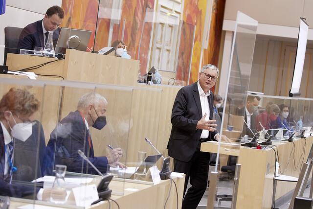 Der frühere SPÖ-Gesundheitsminister Alois Stöger befürchtet wegen der neuen Ermächtigungsbestimmung eine Abhängigkeit des Gesundheitsministers vom Finanzminister.  | Foto: Parlamentsdirektion