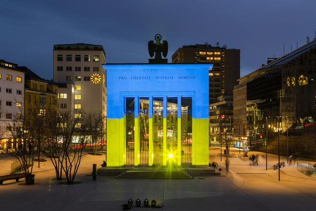  	1Befreiungsdenkmal_beleuchtet.jpg
Als Solidaritätsbekundung für die Ukraine wurde heute bei Einbruch der Dämmerung das Befreiungsdenkmal am Landhausplatz in Innsbruck in den ukrainischen Nationalfarben blau und gelb beleuchtet.
 | Foto: Land Tirol/Die Fotografen