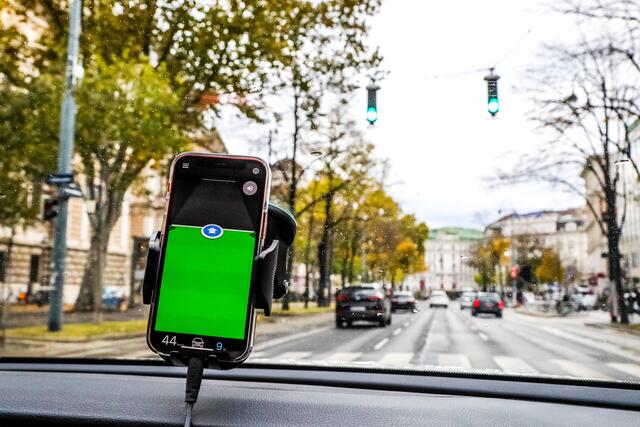 Die App zeigt an, ob man im Bereich einer Grünen Welle fährt, oder ob man sein Tempo verändern muss, um freie Fahrt zu haben. | Foto: PID/Christian Fürthner
