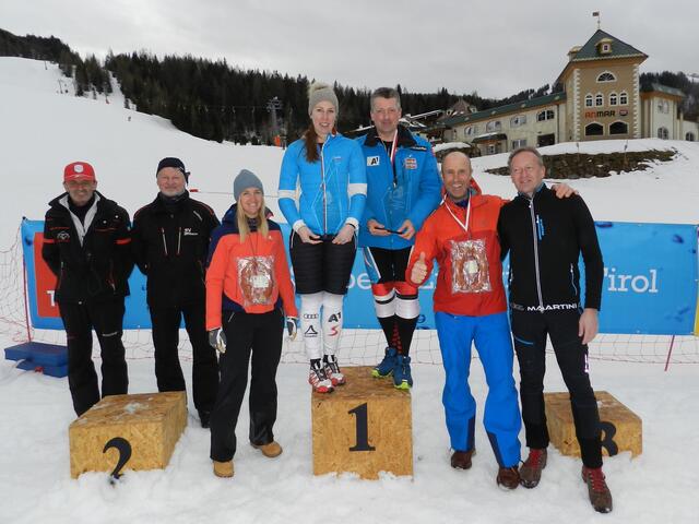 Die Erpfendorfer RTL-Clubmeister Maria-Theresia Jong-Bauhofer und Jürgen Guggenbichler (Mitte) mit SVE-Obmann Hans-Peter Krepper, Obm.-Stv. Wolfgang Schweinester, Betty Hofmaier-Danzl, GR Hannes Steger und GR Robert Jong 