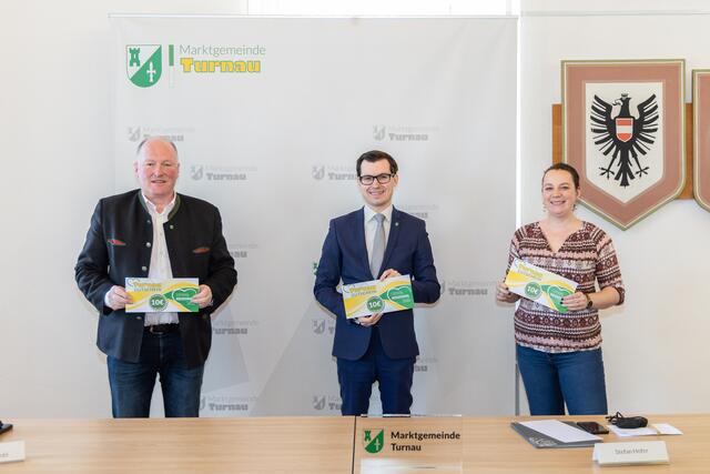Gutscheine als Teuerungsausgleich gibts in Turnau: Vizebürgermeister Berthold Strobl, Bürgermeister Stefan Hofer und Gemeindekassierin Yvonne Zapf präsentierten das Konzept im Rahmen einer Pressekonferenz. | Foto: Meieregger