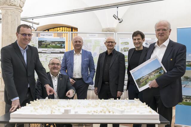 Präsentation des Siegerprojekts Badearena Neu: Günter Kammerer (Sportbetriebe), StR Albert Kisling, Mag. Roland Dewisch (Bereichsleiter), Architekten Udo-Friedrich Schuster und DI Christian Petras, Bürgermeister Dr. Reinhard Resch (von links). © Stadt Krems | Foto: Stadt Krems