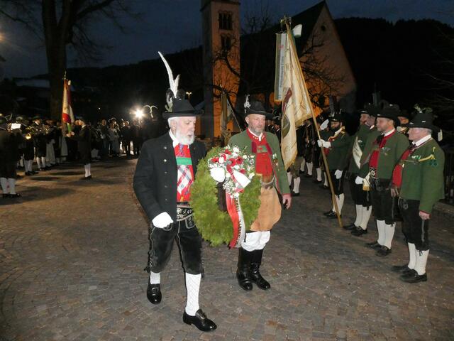 Offizieller Festakt: Kranzniederlegung durch die Schützen aus Truden und Pfund. | Foto: Wilfried Grießer