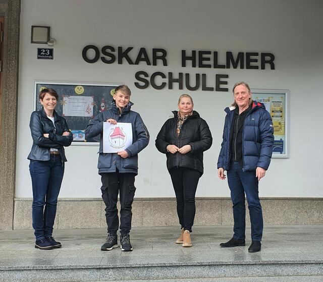 BE-Lehrerin Michaela Fehringer, Jakob Klinger, Bildungsstadträtin Doris Koch, Schulleiter Markus Loidolt | Foto: MS Hausmening