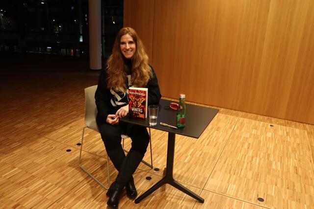 Ursula Poznanski präsentierte ihr drittes Buch aus der Reihe "Vanitas". | Foto: Anna Wieser