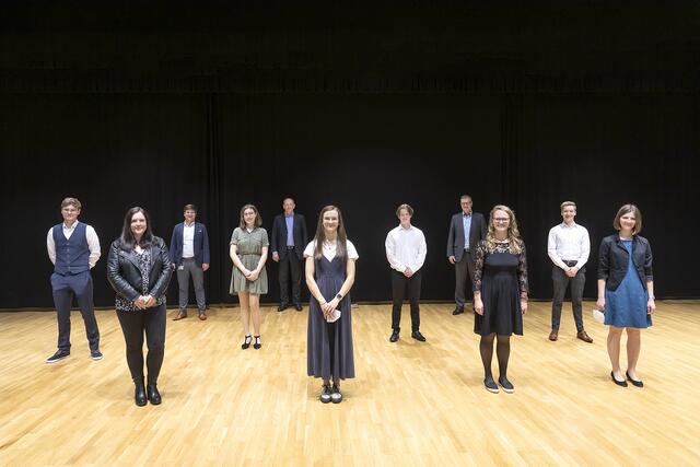 Unter Einhaltung der Hygiene- und Abstandsregeln erfolgte die Zeugnisverleihung an die BBiW-Absolventen und die Würdigung der Jahrgangsbesten WACKER-Azubis, die mit Note 1,5 oder besser abgeschlossen haben. | Foto: Wacker Chemie AG