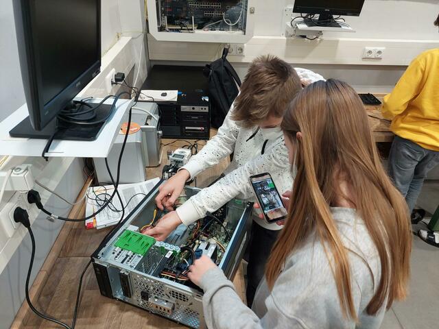 Fachbereich IT: Isabel Buchinger und Jonas Aschauer. | Foto: PTS Perg