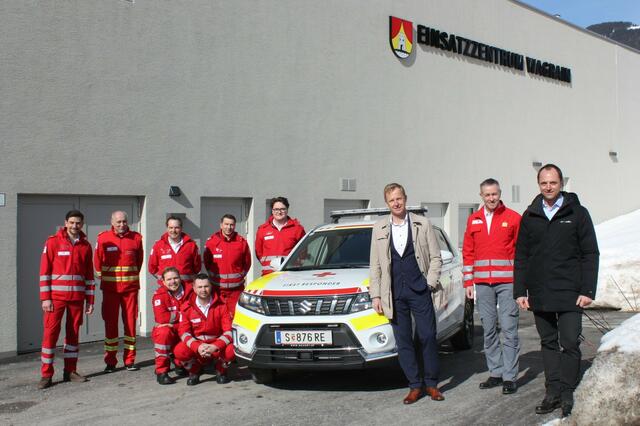 Das Team der First Responder und Bürgermeister Axel Ellmer, Roland Pfeiffenberger und Anton Holzer. | Foto: Rotes Kreuz Salzburg