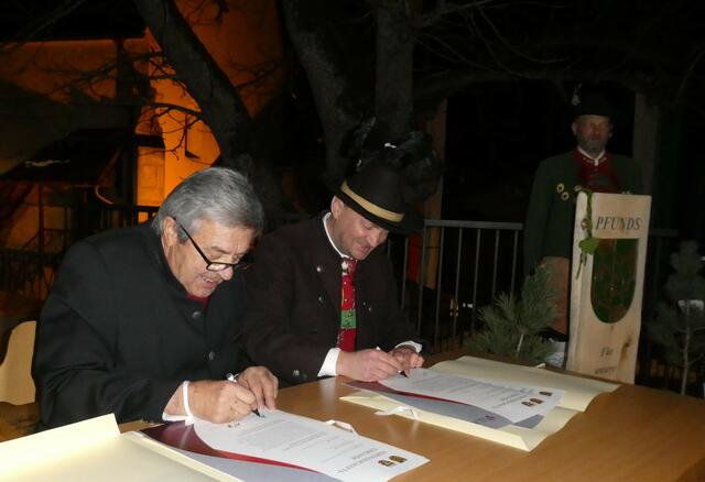 Unterzeichnung der Partnerschaftsurkunde durch die Bürgermeister Rupert Schuchter für Pfunds (li.) und Michael Epp für Truden (re.). | Foto: Wilfried Grießer