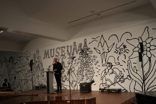 Martin Gostner, Kurator des Ausstellungsteils der Kunstakademie Düsseldorf, lobte die gute Zusammenarbeit mit Innsbruck. | Foto: Anna Wieser