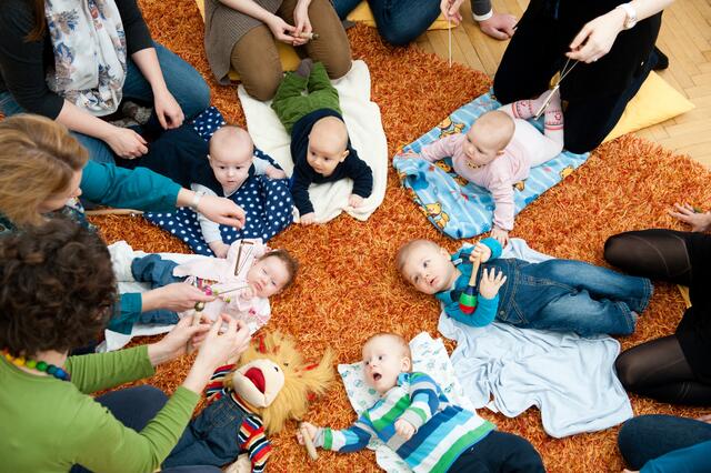 Neben Klängen und Berührungen ist die soziale Komponente für die Babys besonders wichtig. | Foto: Zitronenfalter