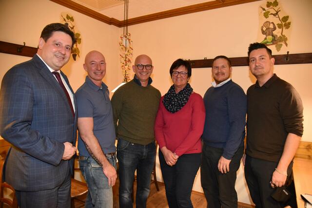 Bürgermeister Stefan Szirucsek, Obmann Mario Scheday, sein Stellvertreter Thomas Burgit, Schriftführerin Monika Falb sowie Kassier Bernhard Müller und sein Stellvertreter Jochen Panzenböck. | Foto: psb