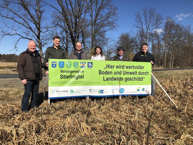 Bei einem der Versuchfelder: Wolfgang Neubauer (Obmann KLAR! Stiefingtal), Josef Kowald jun., Hannes Obendrauf, Lena Obendrauf, Franz Hofstätter, Herbert Wallner (Landwirte) | Foto: KLAR Stiefingtal