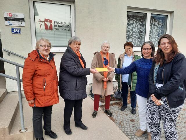 Gabi Libowitzky, Regine Vögele, Solveig Gschaider und Gitti Vazny vom Soroptimist Club W4 und Heide Wiesmüller sowie Klara Gutmann von der Frauenberatung Waldviertel (v.l.). | Foto: Soroptimist Club W4