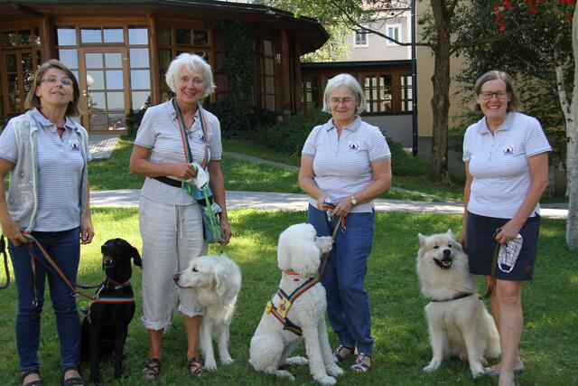 Die Kibello-Teams bestehen jeweils aus einem Mensch und einem Hund: Martina Pelz, Nannerl Wenger, Brigitte Pritz, Dagmar Kühleitner. | Foto: Kibello/Lisa Dirnberger 