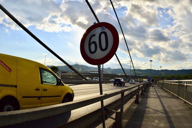 Auf der Vöestbrücke stadtauswärts gilt bis Dezember wieder einer 60er-Beschränkung. | Foto: Baumgartner/BRS