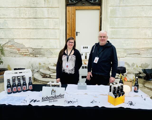 Barbara und Peter Döllinger von der Kobersdorfer Brauerei verkauften bei der Präsentation am 18. Februar in Walbersdorf den kompletten Bohnenbier-Vorrat und müssen nun nachbrauen. | Foto: Isabella Rameder