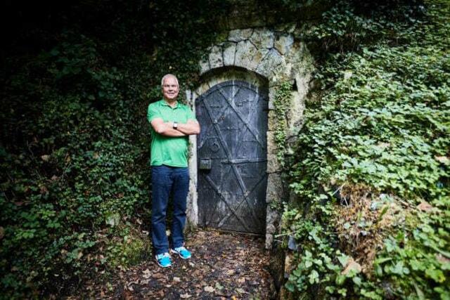 Prokurist Robert Schausberger vor dem Quelleneingang des Naturjuwels.   | Foto: Rieder