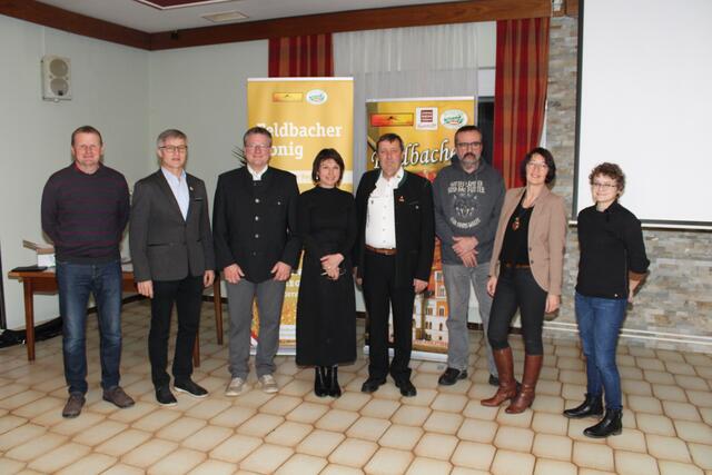 Der neu formierte Vorstand des Bienenzuchtvereins Feldbach, um Obmann Alois Rauch (4.v.r.) und seinen Stellvertreter Gerald Kien (3.v.l.) - nicht am Foto:  Robert Hofer und Willibald Grain. | Foto: Veronika Teubl-Lafer