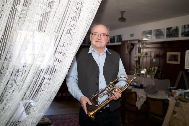 Martin Hausmann in seinem Eiskeller in Puchberg/Schneeberg, der normalerweise pro Jahr Schauplatz für zehn Veranstaltungen und sogar Hochzeiten ist. | Foto: Santrucek