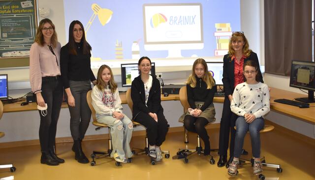 Direktorin Erika Knellwolf (rechts) und die Lehrerinnen Sophia Lafer und Petra Machne mit Jugendlichen der „Brainix“-Projektklasse. | Foto: RegionalMedien