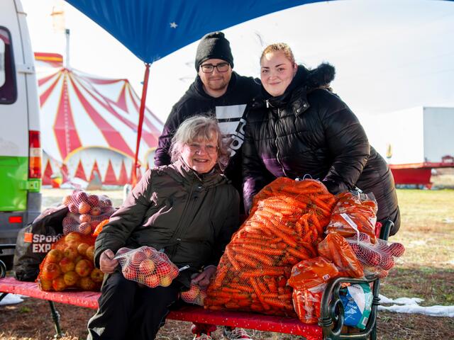 Silvano Spindler mit Schwester Jamaine und einer Futterspenderien aus dem Raum Groß-Enzersdorf. | Foto: Regina Courtier