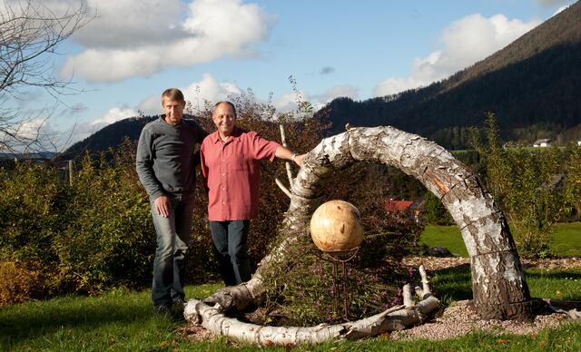 Die beiden Holzkünstler Michael Toferer (links) und Christian Wahl sind die „Faistenauer Rundmacher". | Foto: Christian Wahl