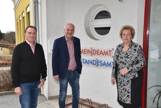Sehen Nachteile für ältere Menschen: Pensionistenverbands-Landesobmann Helmut Bieler, Bgm. Wolfgang Sodl und Bezirksvorsitzende Verena Dunst (von links). | Foto: Martin Wurglits