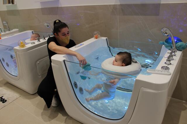 Jasmin Lang und Baby Nayla beim Floaten.  | Foto: Sabine Ivankovits