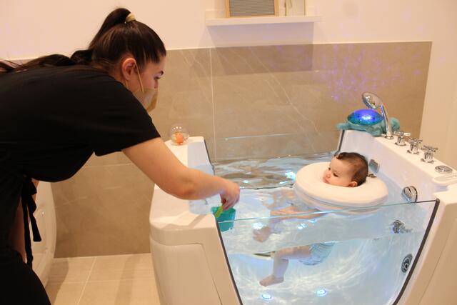 Jasmin Lang und Baby Nayla beim Floaten.  | Foto: Sabine Ivankovits