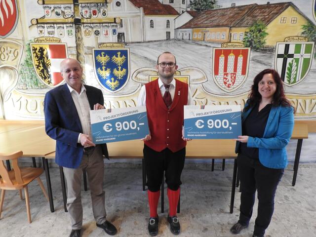 Josef Mayerhofer, Obmann der Trachtenkapelle Brand Jürgen Uitz und Edith Mayerhofer (v.l.). | Foto: WVNET