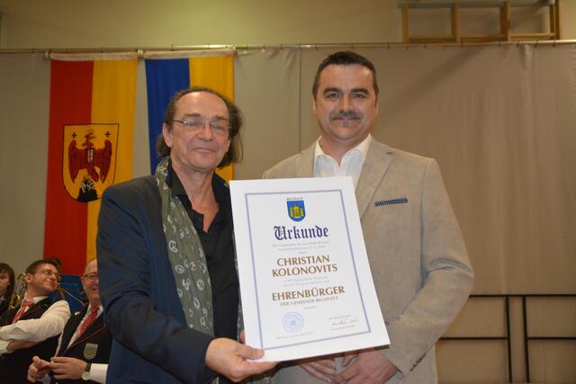 Seit 2017 ist Christian Kolonovits Ehrenbürger der Gemeinde Rechnitz: Zum 70er gratulierte natürlich auch Bgm. Martin Kramelhofer. | Foto: Michael Strini