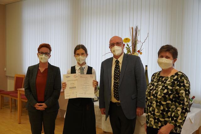 Antonia Aigner aus Weyer hat mit ausgezeichnetem Erfolg bestanden! Frau Dir. Mag.Eva Aigner ist sichtlich stolz auf den Erfolg ihrer Tochter, Ausbilder FV OSR Martin Eibenberger BEd und Dipl-Päd. Karin Hinterleitner gratulieren ebenfalls!
