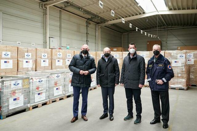 "Mit dem heutigen Transport leisten wir unmittelbar Hilfe für die Menschen in der Ukraine. Natürlich werden wir auch die Nachbarstaaten bei der Betreuung von geflüchteten Ukrainern unterstützen, wenn sie unsere Hilfe anfordern", so Innenminister Gerhard Karner (re.) | Foto: BMI / K. Schober