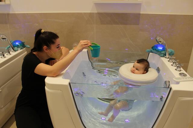 Jasmin Lang und Baby Nayla beim Floaten.  | Foto: Sabine Ivankovits
