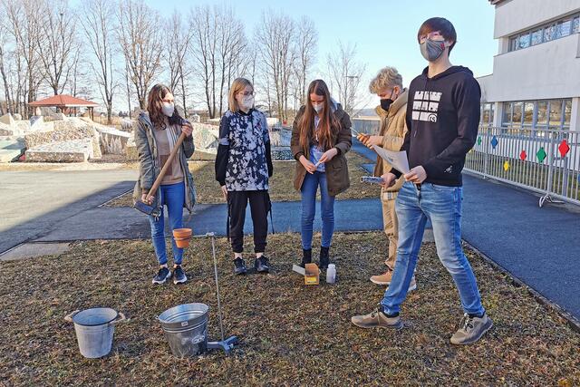 Jugendliche aus dem Gymnasium Jennersdorf veranschaulichten die Eisengewinnung aus dem Erz mit Hilfe von Töpfen. | Foto: jdf-events.at