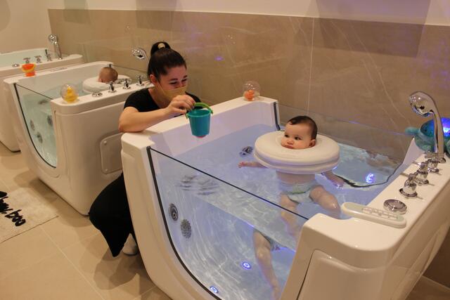 Jasmin Lang und Baby Nayla beim Floaten.  | Foto: Sabine Ivankovits