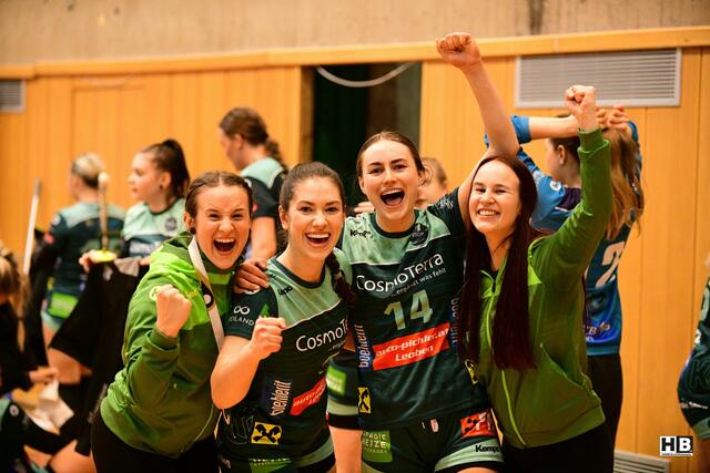 BT Füchsin Carina Strasser (2.v.r.) mit ihren Teamkolleginnen | Foto: Bernd Haider